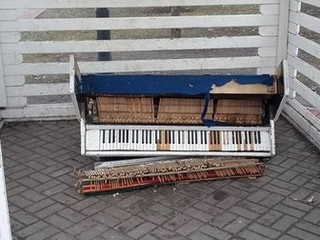 Вандалы сломали уличное пианино 