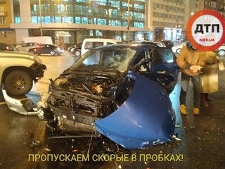 В Киеве Audi протаранил три автомобиля