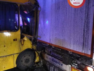 В Киеве маршрутка врезалась в грузовик