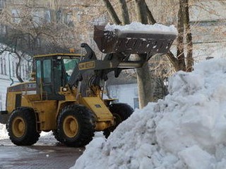 В Киеве чистят снег