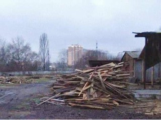 В Киеве снесли незаконную лесопилку