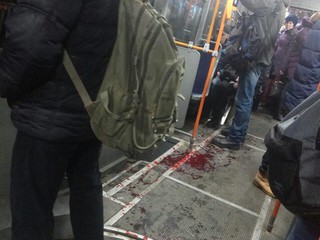 В Киеве нетрезвый мужчина разбил окно в троллейбусе