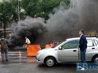 Активисты подожгли шины, чтобы не дать коммунальщикам разобрать баррикады 