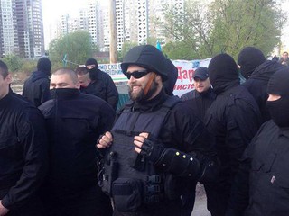 Титушки избивают людей в Киеве