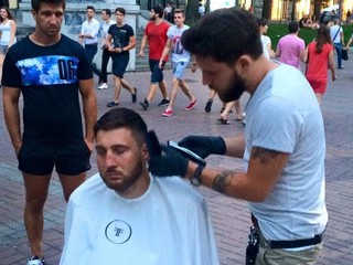 В Киеве появился необычный парикмахер 