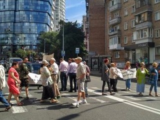 Люди протестуют против стройки на Печерске 
