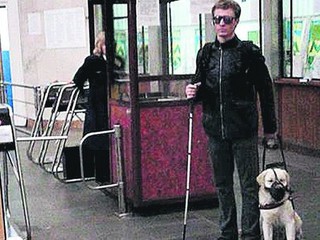 В Киеве незрячего с собакой не пустили в метро