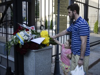 К посольству Турции в Киеве несут цветы