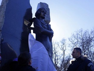 Памятник Елене Телиге в Киеве