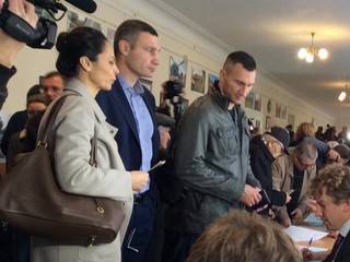 Виталий Кличко голосовал с семьёй 