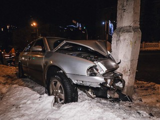 В Киеве на Бойчука Uber отправил Skoda в столб