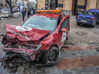 От столкновения пострадали водитель и пассажир Renault