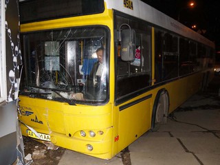 В Киеве автобус влетел в МАФы