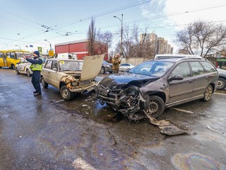 В Киеве произошло ДТП с участием двух автомобилей и двух пешеходов