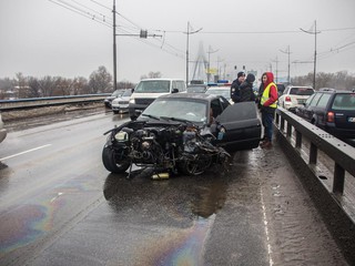 В Киеве BMW влетел в металлический отбойник