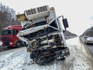 В Киеве произошло ДТП с участием двух грузовиков