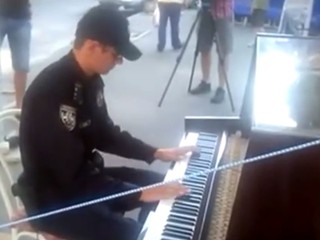 Полицейский сыграл на пианино 