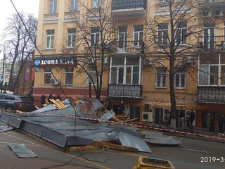 В Киеве из-за сильного ветра сорвало крышу