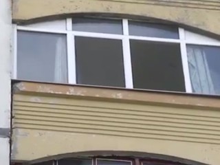 Отморозок выбросил ребенка из окна 