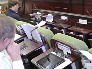 Депутат Киевсовета показал драгоценный телефон