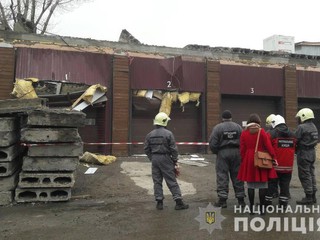 В Оболонском районе на женщин упала бетонная плита