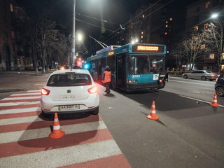В Киеве столкнулись автомобиль и троллейбус