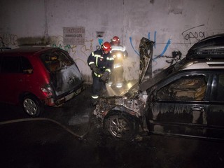 В Киеве во дворе жилого дома горели две машины