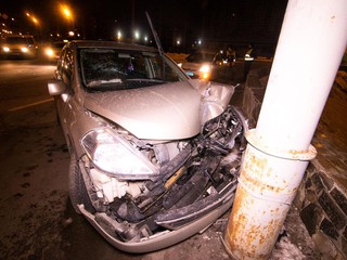 В Киеве автомобиль Nissan влетел в столб