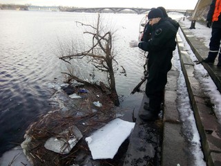 В Киеве водолазы достали из реки тело женщины