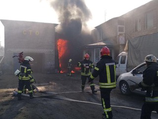 Пожарные ликвидировали пожар на одном из столичных СТО