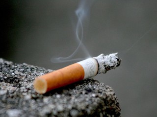 За курение в общественных местах хотят штрафовать по-крупному
