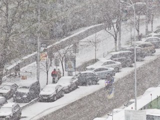 Снег в Киеве убрали не до конца 