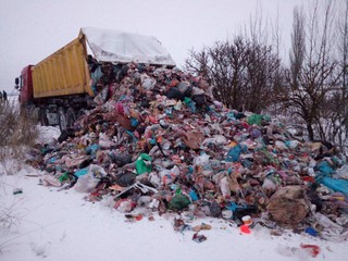 Львовский мусор вывалили в селе под Киевом