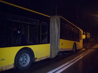 На улице Милютенко у автобуса оторвалось днище