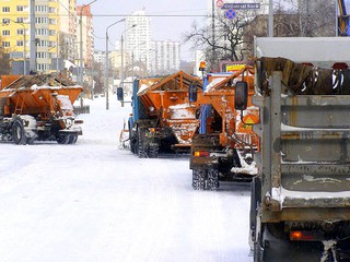 В Киеве чистят дороги